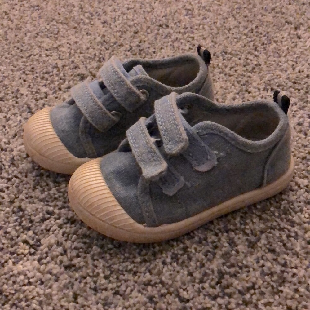 Toddler chambray sneakers size 5